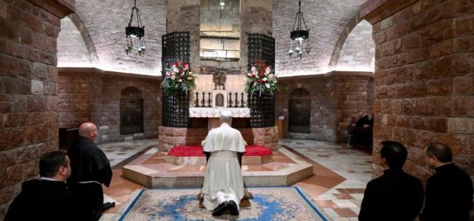 Папата Лав го посети гробот на Свети Фрањо во Асизи