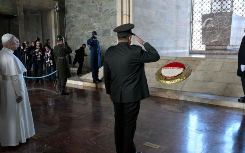 Папата Лав XIV го посети мавзолејот на Ататурк во Анкара