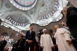 Папата Лав ја посети Сината џамија, една од најважните во Истанбул