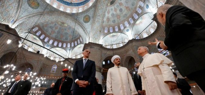 Папата Лав ја посети Сината џамија, една од најважните во Истанбул