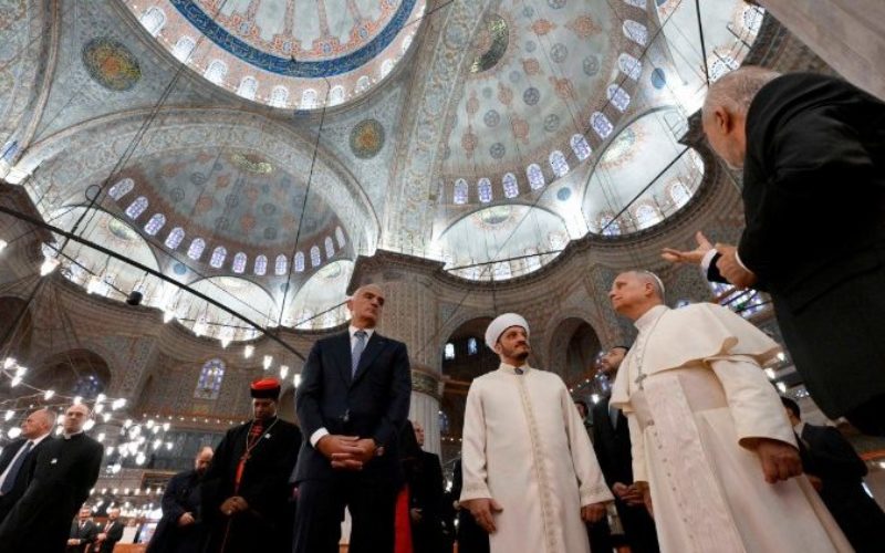 Папата Лав ја посети Сината џамија, една од најважните во Истанбул