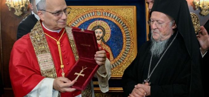 Папата Лав XIV се сретна и се помоли со Вселенскиот патријарх во Истанбул