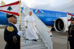 Папата Лав пристигна во Либан