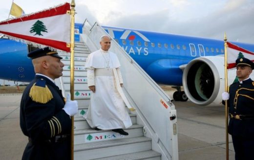 Папата Лав пристигна во Либан
