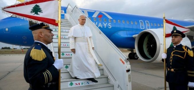 Папата Лав пристигна во Либан