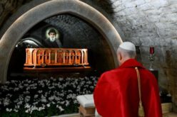 Молитва на Папата на гробот на Свети Шарбел: Нека ги заштити Либан и неговиот народ