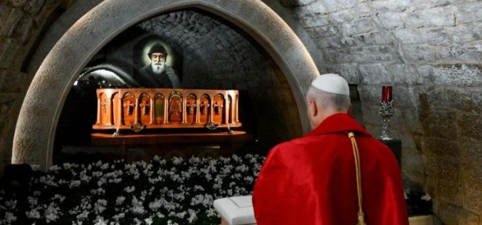 Молитва на Папата на гробот на Свети Шарбел: Нека ги заштити Либан и неговиот народ