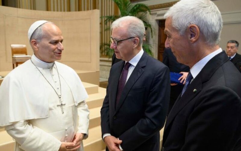 Папа: Разузнавачките служби треба да служат на мирот и никогаш не смеат да го изгубат од вид човечкото достоинство