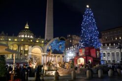 Елката и Божиќната пештера се отворени на плоштадот „Свети Петар“