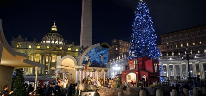 Елката и Божиќната пештера се отворени на плоштадот „Свети Петар“