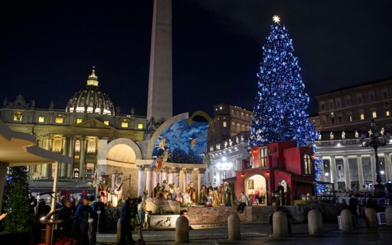 Елката и Божиќната пештера се отворени на плоштадот „Свети Петар“