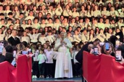 Папата до учениците: За Божиќ, градете мир и единство