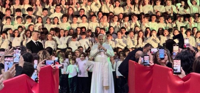 Папата до учениците: За Божиќ, градете мир и единство