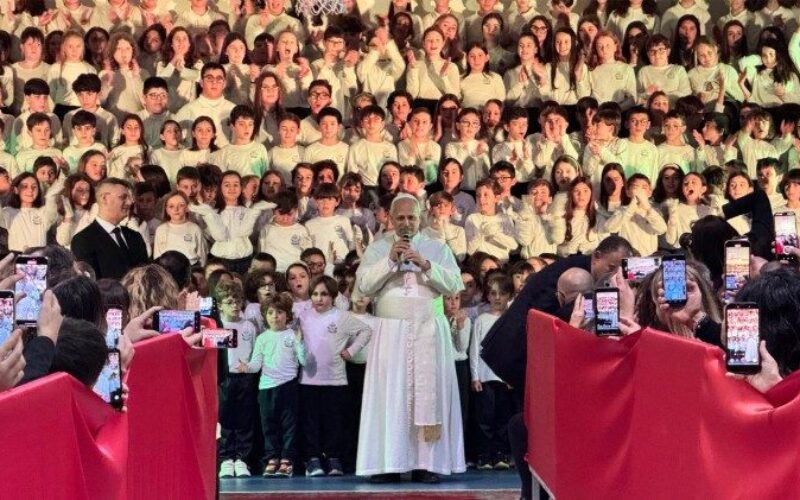 Папата до учениците: За Божиќ, градете мир и единство