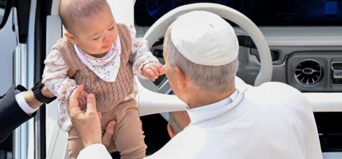 Генерална аудиенција: Неправедните инвестиции доаѓаат со „крвава цена од милиони човечки животи“