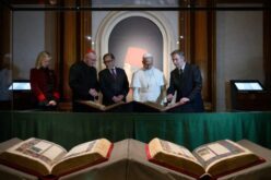 Папата Лав XIV ја посети изложбата за Библијата во срцето на Рим