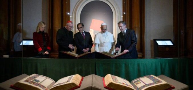 Папата Лав XIV ја посети изложбата за Библијата во срцето на Рим