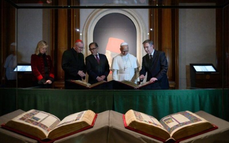Папата Лав XIV ја посети изложбата за Библијата во срцето на Рим