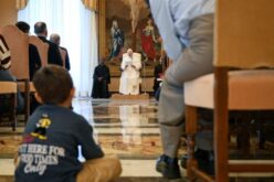 Папата до младите: Смирете се со некого овој Божиќ