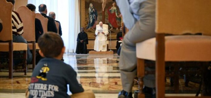 Папата до младите: Смирете се со некого овој Божиќ