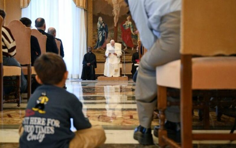 Папата до младите: Смирете се со некого овој Божиќ