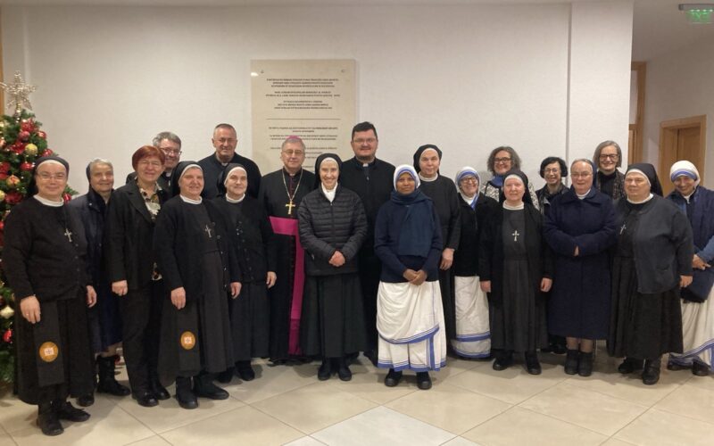 Божиќна честитка до бискупот Стојанов од богопосветените лица