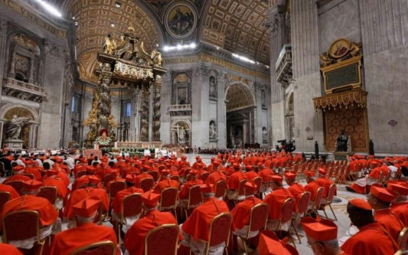 Папата Лав XIV го свика првиот конзисториум за време на неговиот понтификат