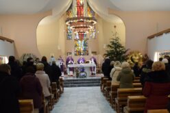 Бискупот Стојанов го посети Божикниот саем на Македонски Каритас