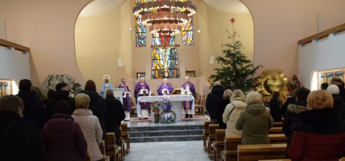 Бискупот Стојанов го посети Божикниот саем на Македонски Каритас