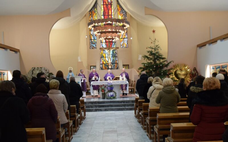 Бискупот Стојанов го посети Божикниот саем на Македонски Каритас