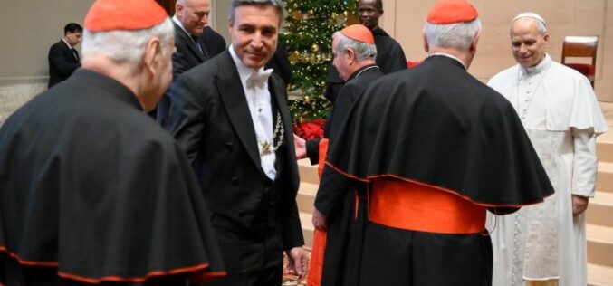 Папата: Ни треба помисионерска Курија која покажува единство во поделениот свет