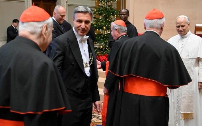 Папата: Ни треба помисионерска Курија која покажува единство во поделениот свет