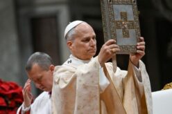 Папата на Божиќ: Мирот започнува таму каде што се прифаќа човечката ранливост