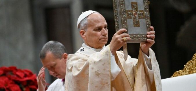 Папата на Божиќ: Мирот започнува таму каде што се прифаќа човечката ранливост