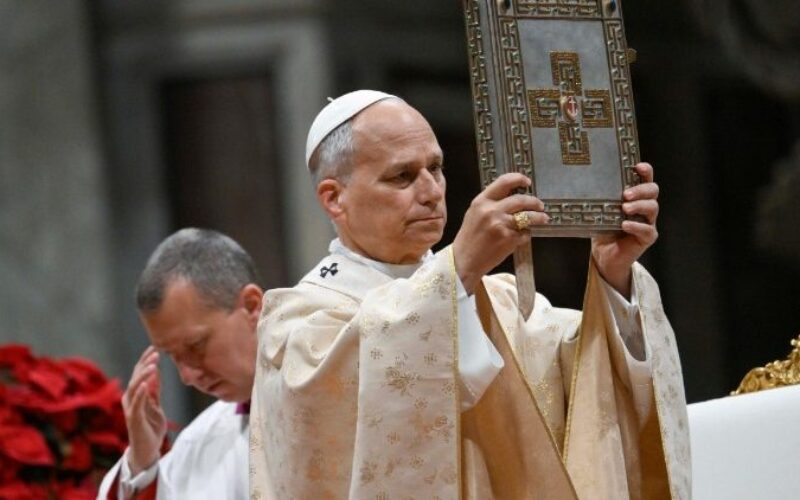 Папата на Божиќ: Мирот започнува таму каде што се прифаќа човечката ранливост