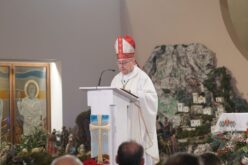 Во Скопската катедрала бискупот Стојанов служеше полноќна божиќна света Литургија