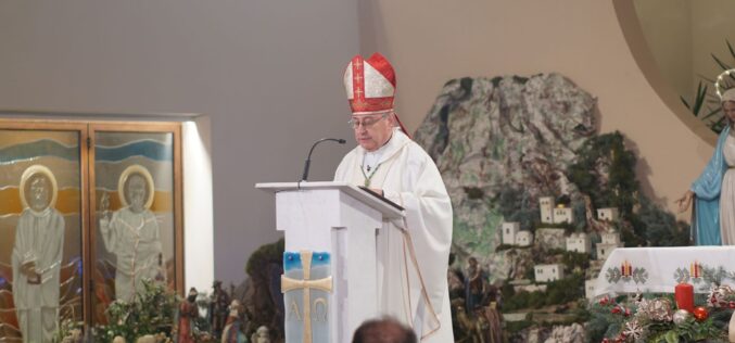 Во Скопската катедрала бискупот Стојанов служеше полноќна божиќна света Литургија