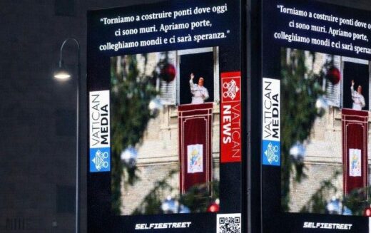 Слики и зборови на Папата го осветлуваат Вечниот град за Божиќ