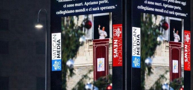 Слики и зборови на Папата го осветлуваат Вечниот град за Божиќ