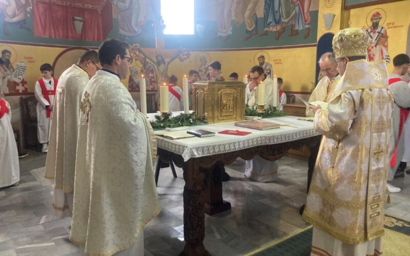 На празникот Свето Семејство епископот Стојанов служеше во Радово