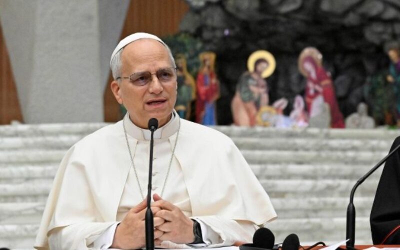 Папата: Сметам на вас кардиналите, сакаме да бидеме Црква која не се гледа само себеси