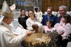 Папата крсти 20 деца: Сега ја имаат смислата на животот