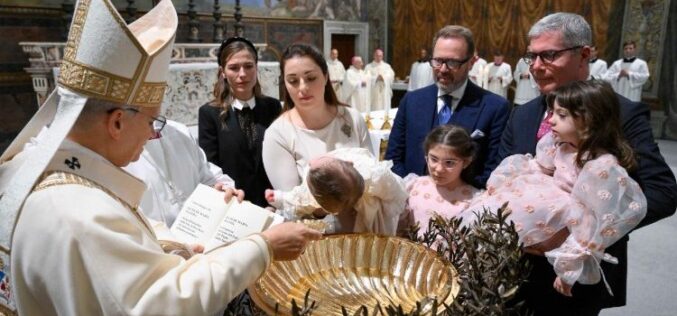 Папата крсти 20 деца: Сега ја имаат смислата на животот