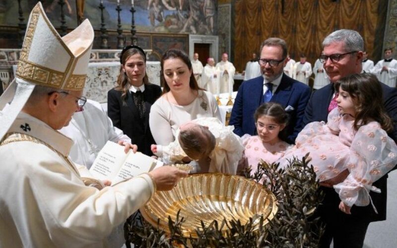 Папата крсти 20 деца: Сега ја имаат смислата на животот