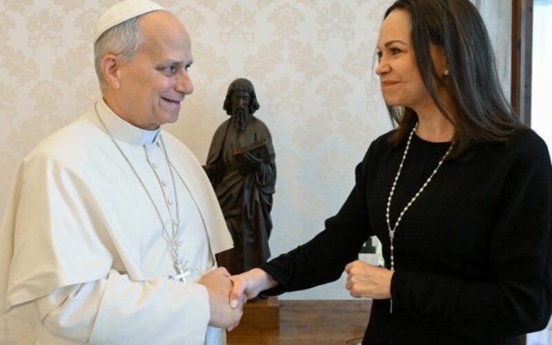 Папата се сретна со венецуелската добитничка на Нобелова награда, Марија Корина Мачадо