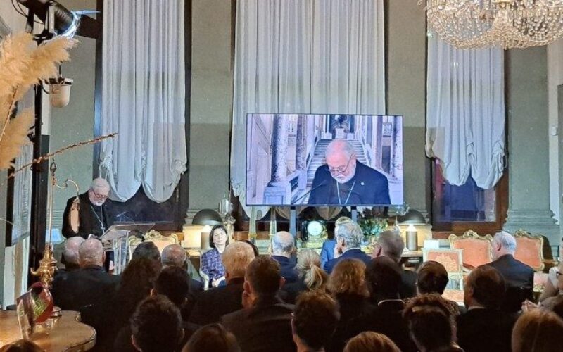 Ватикан и Италија бараат во светот да се забрани сурогат мајчинство