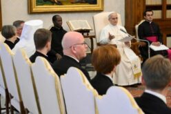 Папата: Заедно донесуваме светлина таму каде што очајот се обидува да преовлада