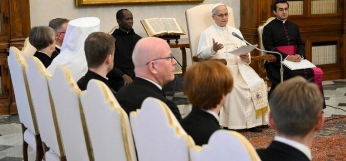 Папата: Заедно донесуваме светлина таму каде што очајот се обидува да преовлада