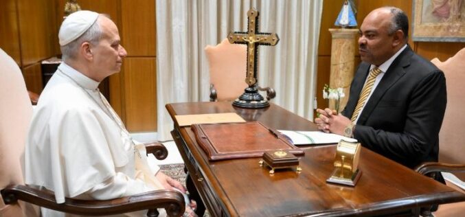 Папата Лав се сретна со министерот за надворешни работи на Танзанија