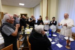 Папата на ручек со перуанските бискупи